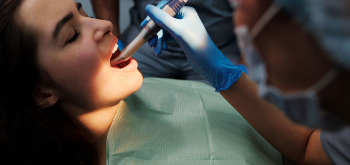 Při nejpečlivější domácí hygieně se na zubech hromadí bakteriální biofilm a pigmentace z kávy, čaje nebo červeného vína, které domácí péče nedokáže plně odstranit