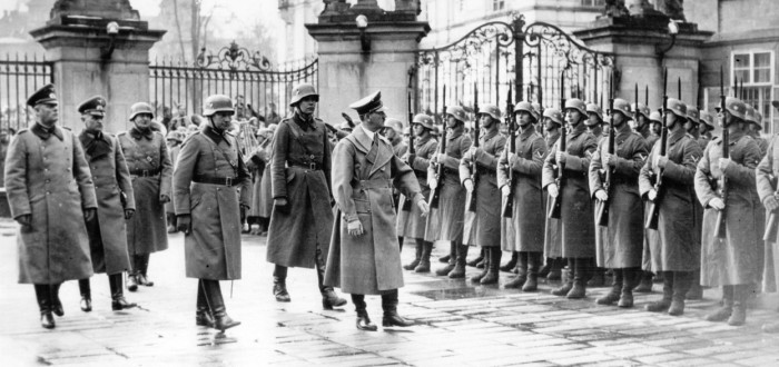 Adolf Hitler v Praze. Jeden z nejsmutnějších obrázků naší historie, kterému pomohli také kolaboranti v čele s Emanuelem Moravcem