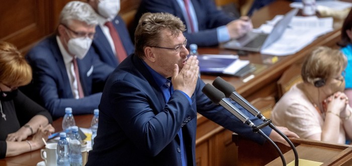 Poslanec Lubomír Volný prožívá těžké jaro. Ve Sněmovně musí sedět za plexi a facebook mu před pár dny zrušil účet za porušování pravidel chování na této sociální síti