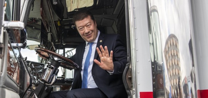 Tomio Okamura si nese životem hluboká traumata z dětství. Mohou i za jeho nenávist vůči uprchlíkům?