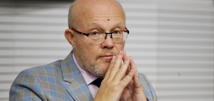 Vedle lékařské profese se Válek věnuje pomoci zrakově postiženým – pravidelně spoluorganizuje Běhy radiologů pro Světlušku
