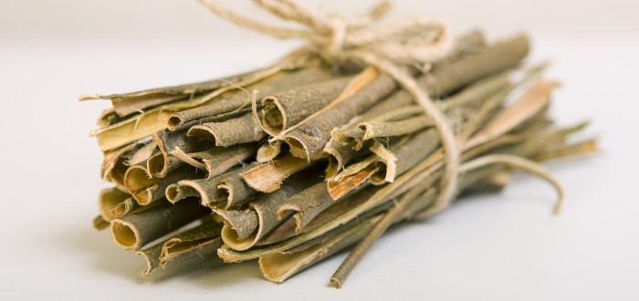 Kůra vrby obsahuje fenolový glykosid salicin a dále třísloviny, flavonoidy, pryskyřice, soli kyseliny šťavelové a další látky