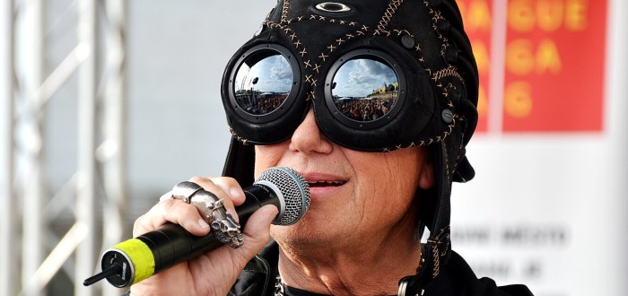 Jiří Korn nestárne. Jeho oblečení je stále dostatečně extravagantní, zvláště na koncertech