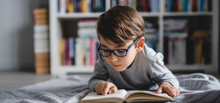 Spousta dětí si na zrak nestěžuje. Ne proto, že by viděly dokonale, ale proto, že si myslí, že takhle to mají všichni. Mozek si zvykne pracovat s tím, co má, a dítě funguje dál