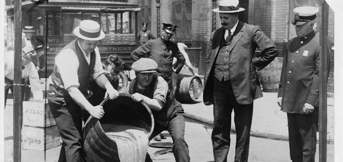 Prohibice byla většinou spíš ke škodě než k užitku. V USA vylévali alkohol do kanálů