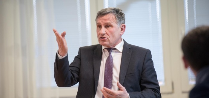 Jiří Čunek volá po plošném zákazu mobilů v celém kraji, nejradši i v Česku