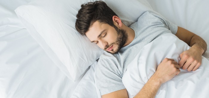 Nejlepší pro prevenci bolesti zad je spánek na zádech, ovšem pozor na matraci a polštář