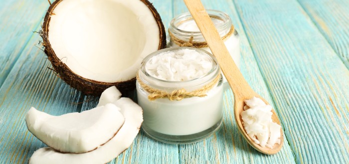S prevencí stárnutí rukou vám pomůže mimo jiné i obyčejný kokosový olej