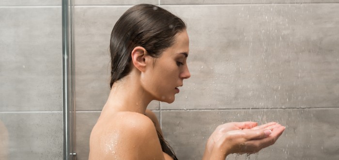 Při každém sprchování spotřebujeme až 80 litrů vody. To u dospělého člověka odpovídá přibližně třítýdennímu doporučenému příjmu vody