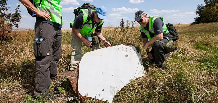 Vyšetřovatelé zkoumají trosky sestřeleného Boeingu 777