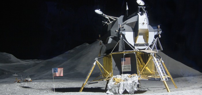 Apollo 11 byl americký pilotovaný kosmický let programu Apollo, během něhož 20. července 1969 lidé poprvé stanuli na povrchu Měsíce