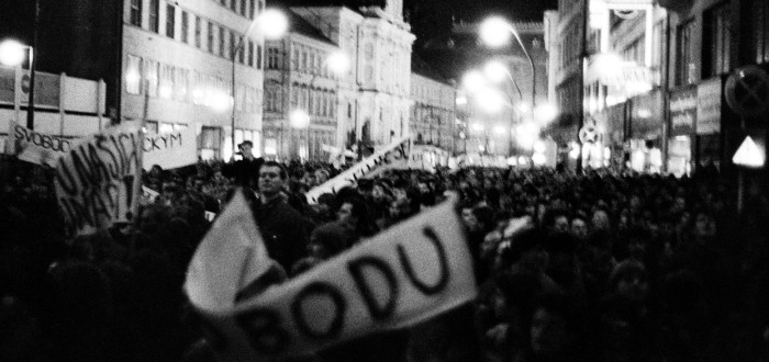 Sametová revoluce nabrala na obrátkách kvůli údajné smrti studenta Martina Šmída