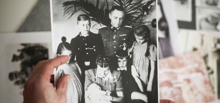 Dcera Rudolfa Hösse nikdy nepřipustila, že by se její otec podílel na tak šílených zvěrstvech, jako bylo vyvražďování vězňů v Osvětimi 