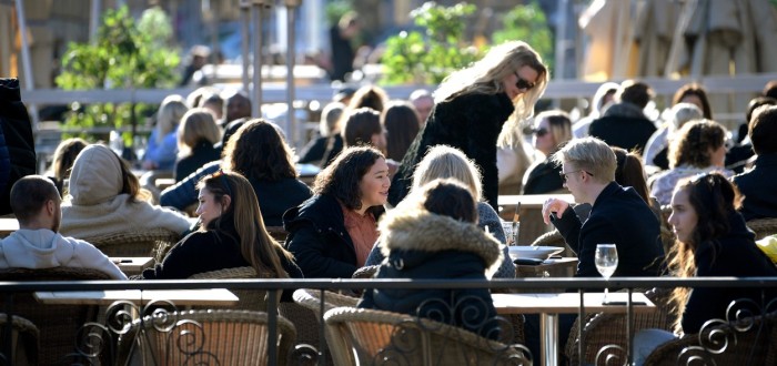 Švédové se ještě na konci března scházeli bezstarostně v otevřených restauracích