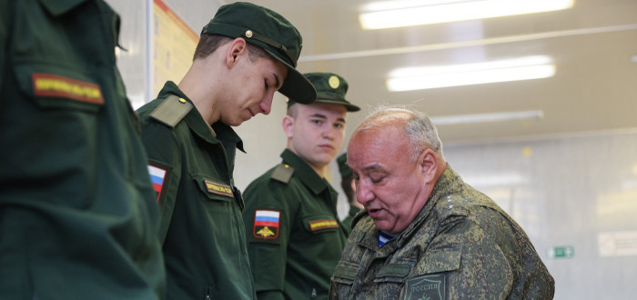 Nábor ruských branců. Mnozí na bojišti vydrží minuty, Rusku ale budou scházet jinde