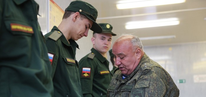 Nábor ruských branců. Mnozí na bojišti vydrží minuty, Rusku ale budou scházet jinde
