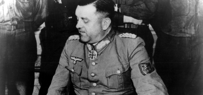 Generál von Choltitz během II. světové války sloužil ve wehrmachtu nacistického Německa, předtím v reichswehru Výmarské republiky a během první světové války v saské armádě