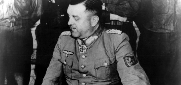 Generál von Choltitz během II. světové války sloužil ve wehrmachtu nacistického Německa, předtím v reichswehru Výmarské republiky a během první světové války v saské armádě