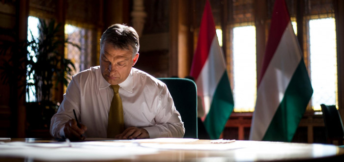 Premiér Viktor Orbán upevňuje svoji totalitní moc