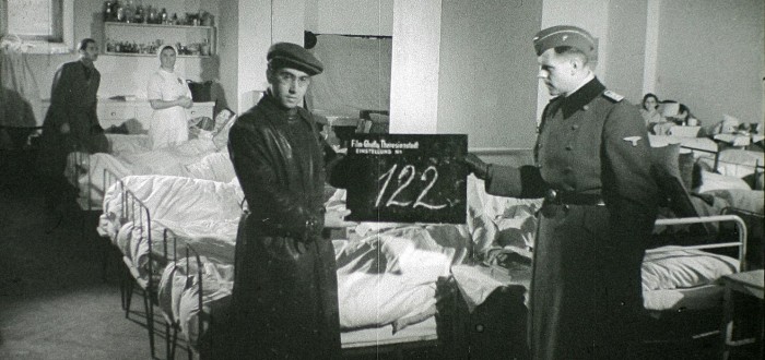 Podívejte se, jak si ti židé v Terezíně spokojeně žijí... Tak měl vyznít film o Darovaném městě