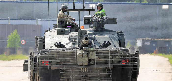 Britský tank Challenger 2 znamená výraznou pomoc ukrajinským obráncům proti ruským okupantům