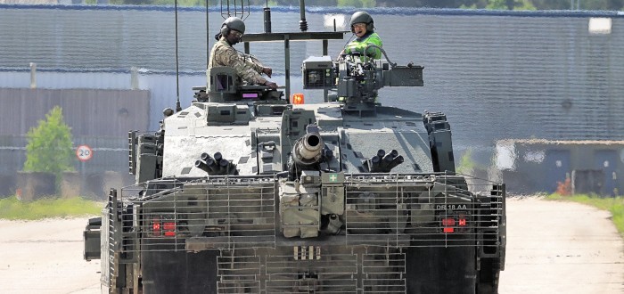 Britský tank Challenger 2 znamená výraznou pomoc ukrajinským obráncům proti ruským okupantům