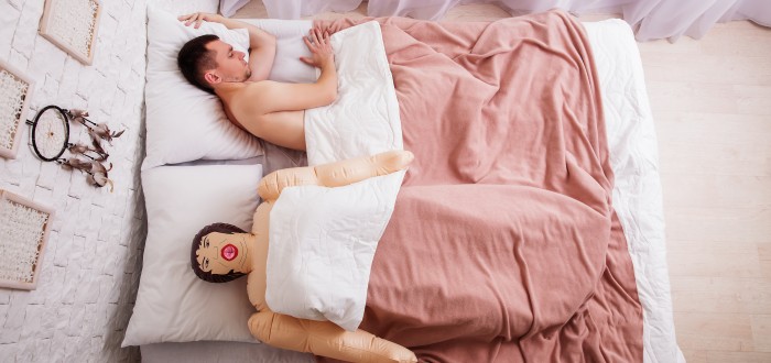 S těhotnou figurínou má muž už údajně dva potomky, lidé se bojí o jeho psychické zdraví