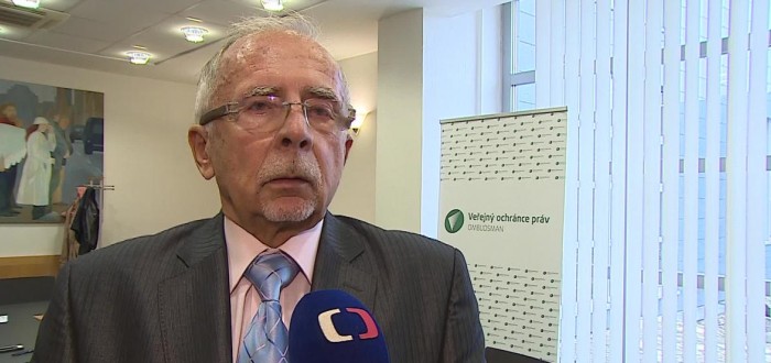 Stanislav Křeček odsune lidská práva na vedlejší kolej. Víme proč?