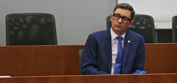 Na oficiálním "hradním" kanálu propaguje Jiří Ovčáček obnaženou paži, vykazující magnetismus. Je to ještě snesitelné?