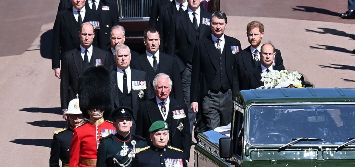 Princové William a Harry při smutečním pochodu na rozloučení s princem Philipem