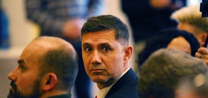 Dezinformátor Vrabel jde po řediteli Národního muzea. Důvodem je ukrajinská vlajka, která na instituci visí