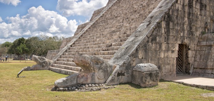 Pyramida Kukulkána (Opeřeného hada) byla Španěly nazývaná El Castillo