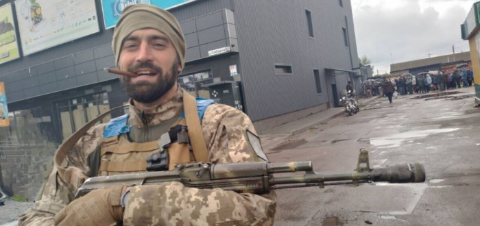 Válka na Ukrajině pokračuje. Na snímku je vyobrazen voják v ukrajinském městě Vovčansk