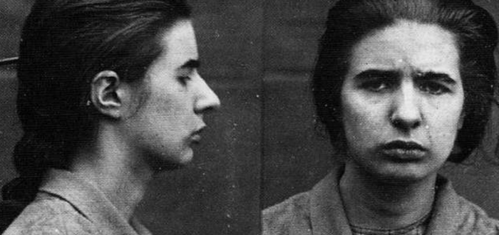 Sestry se narodily ve francouzském městě Le Mans Clémence Dérréové a Gustavu Papinovi, matka o ně v podstatě nejevila zájem