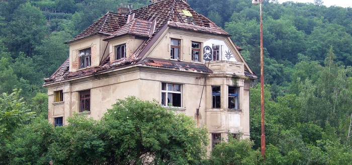 Univerzita se bývalý squat snažila získat několikrát. Nejblíže k tomu měla v roce 2010