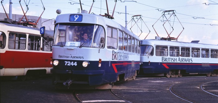 Tramvaj T3SUCS kdysi brázdila pražské ulice s reklamou British Airways