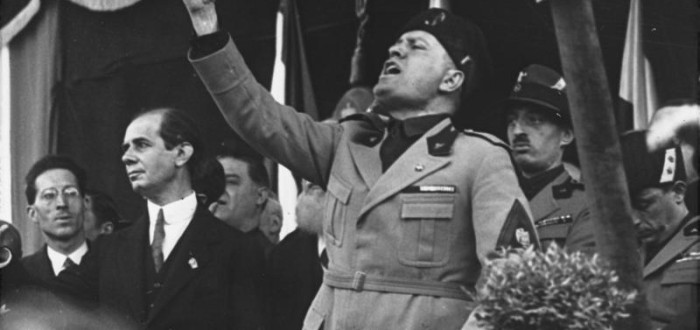 Benito Mussolini při svém projevu k lidu