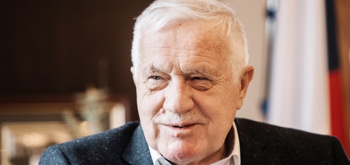 Václav Klaus před vstupem do politiky působil jako bankovní úředník a prognostik, po listopadu 1989 se stal ministrem financí Československa