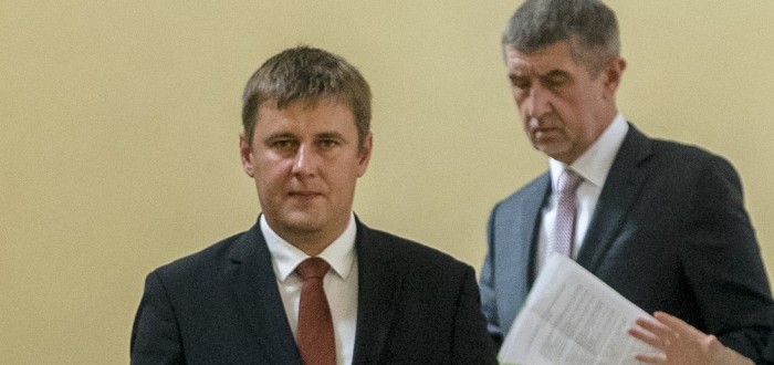 Věděl Tomáš Petříček moc, a proto musel jít?