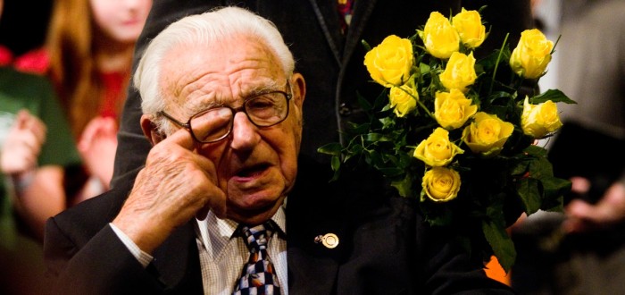 Nicholas Winton o svém činu mlčel dlouhých 40 let, až nakonec jeho žena našla jména zachráněných dětí schovaná na půdě