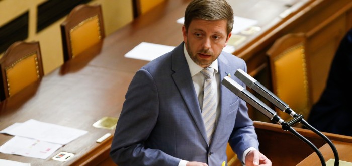 Sněmovna se od rudých postojů musí podle Rakušana okamžitě distancovat