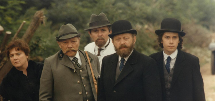 Jiří Zahajský (vpředu) si v ikonickém cimrmanovském filmu Rozpuštěný a vypuštěný zahrál inspektora Trachtu (zde s dalšími vynikajícími herci Rudolfem Hrušínským, Josefem Abrhámem, Blaženou Holišovou a Markem Brodským