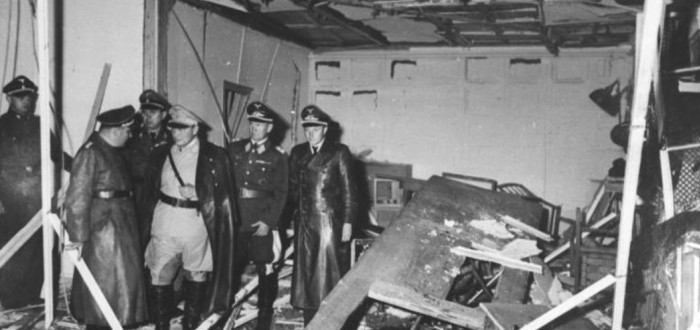 Místnost po atentátu zdemolovaná, ale Hitler jako obvykle přežil