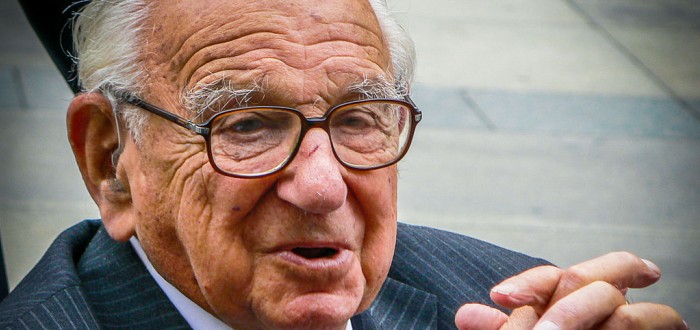 Sir Nicholas Winton zachránil před jistou smrtí stovky dětí