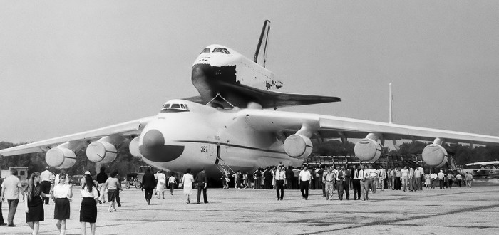 An-225 na pařížském aerosalonu v roce 1989