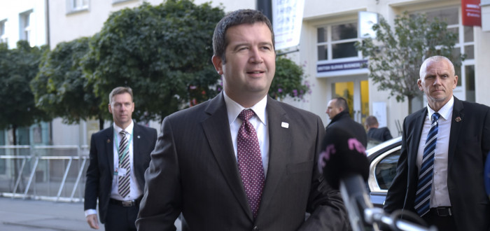 Jan Hamáček si už několikrát protiřečil, tají ještě něco?