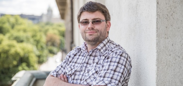 Jan Jakob je ženatý a vychovává čtyři děti. K jeho zálibám patří zahradničení, vaření a uzení domácích specialit