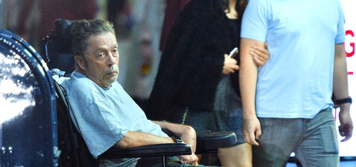 Tim Curry je k nepoznání. Od roku 2012 je připoután k invalidnímu vozíku