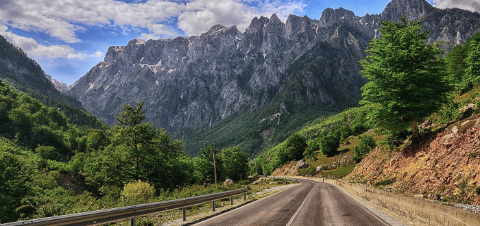 Pohled na hory cestou údolím Valbona, kde studenti zahájili svůj trek
