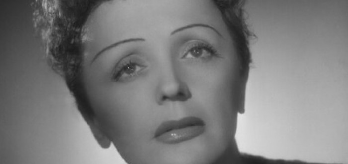 Francouzská šansoniérka s nezaměnitelným hlasem Edith Piaf neměla snadný život. Prošla si nesnadným dětstvím, prostitucí a závislostmi
